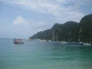 Käyskentelimme Phi Phi saarella alkuillasta, satama ranta